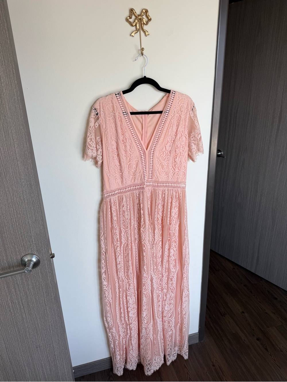 Elegant Pink Lace V-Neck Maxi Dress